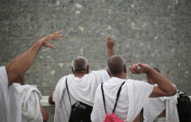 حجاج بيت الله الحرام يواصلون رمي الجمرات في ثاني أيام التشريق